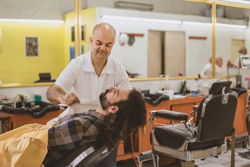 In-Depth Look at the Sturdiest Barber Capes for Everyday Use